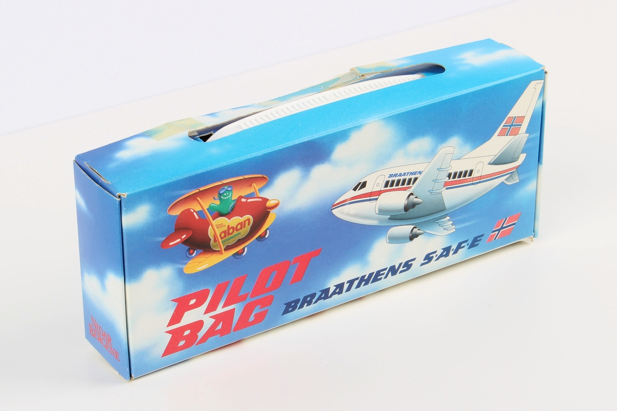 Eske fra servering om bord flyvning. Esken er formet som en koffert med håndtak. Har inneholdt sjokolade og godteri. Inneholder et modellfly av papir.