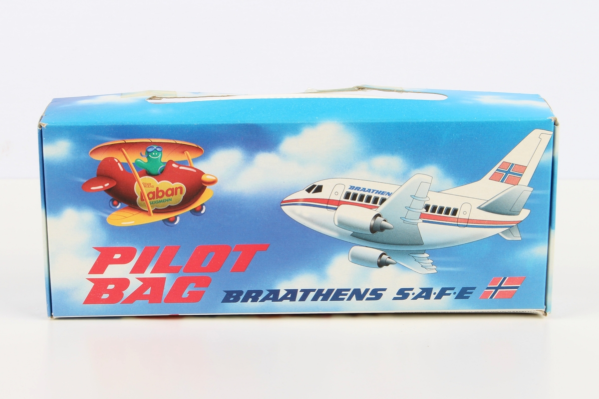 Eske fra servering om bord flyvning. Esken er formet som en koffert med håndtak. Har inneholdt sjokolade og godteri. Inneholder et modellfly av papir.