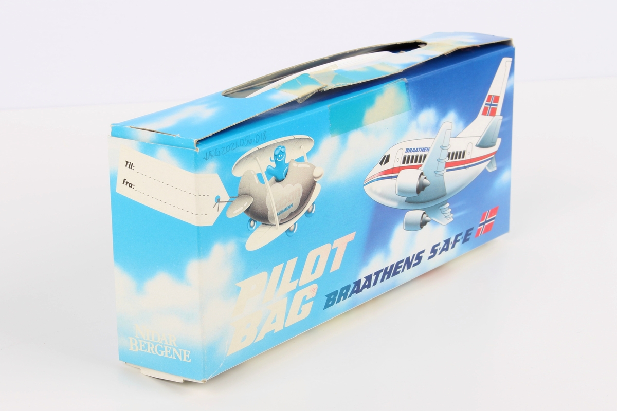 Eske fra servering om bord flyvning. Esken er formet som en koffert med håndtak. Har inneholdt sjokolade og godteri. Inneholder et modellfly av papir.