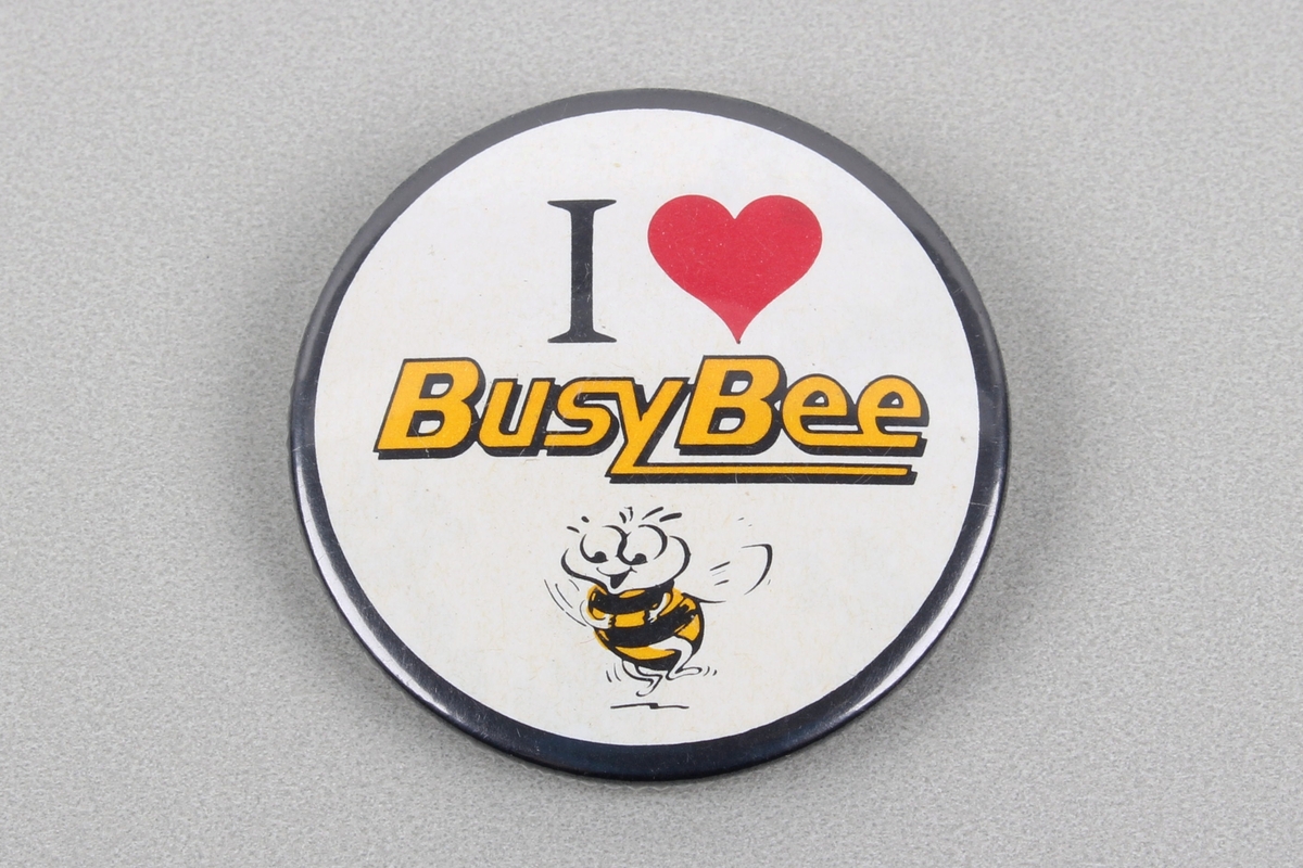 Jakkemerke med Busy Bee-logo på fremsiden. Med sikkerhetsnål på baksiden.