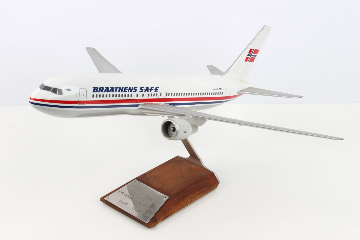 Modellfly av Boeing 767 i Braathens-farger.