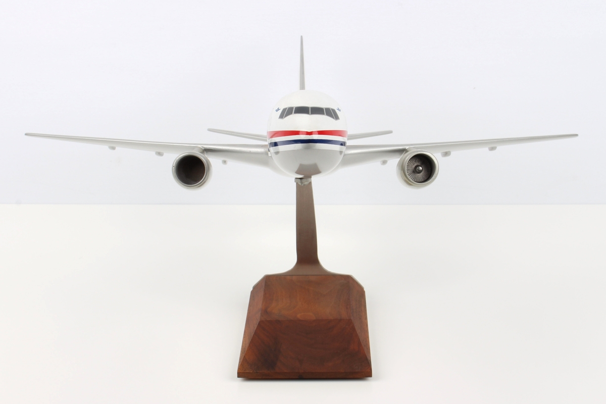 Modellfly av Boeing 767 i Braathens-farger.