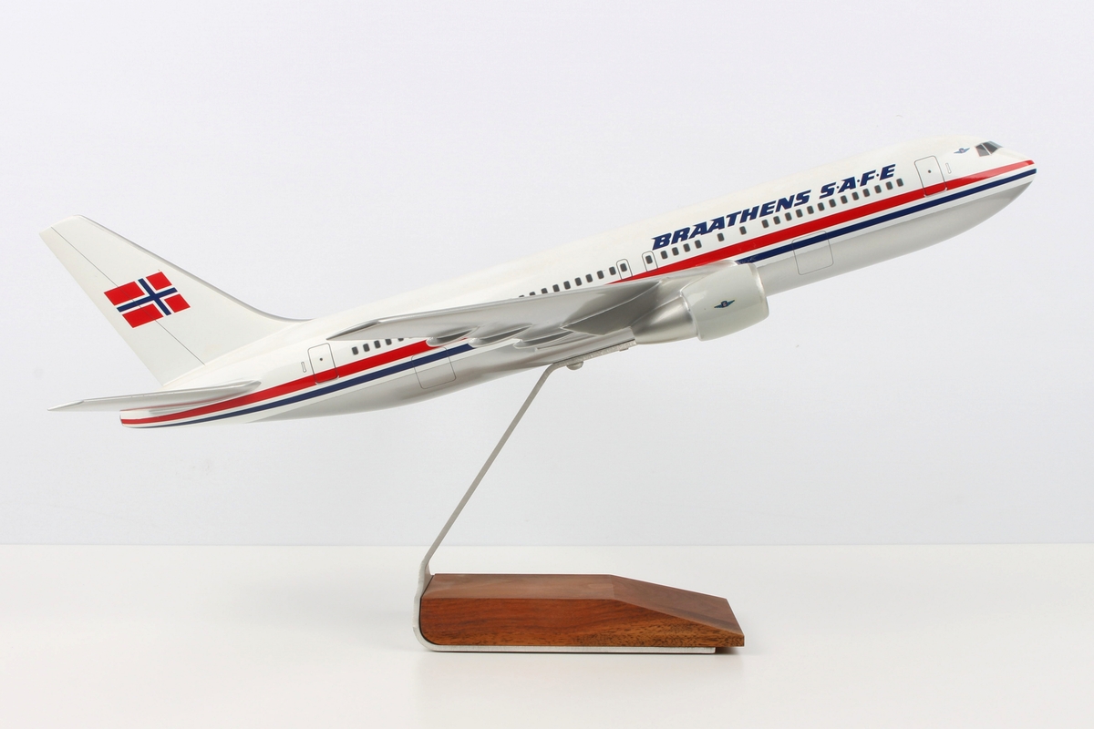 Modellfly av Boeing 767 i Braathens-farger.