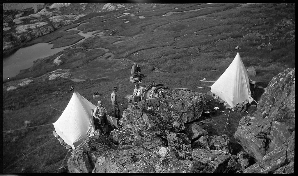 Paul Johannessen med sønnene sine og tre fra familien Kvie på tur i fjellheimen. Det er bilder fra vandring på snøfonner, bratte fjellsider, teltleir og toppen av Undeknuten.