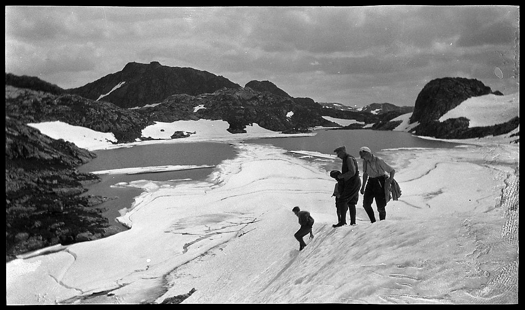 Paul Johannessen med sønnene sine og tre fra familien Kvie på tur i fjellheimen. Det er bilder fra vandring på snøfonner, bratte fjellsider, teltleir og toppen av Undeknuten.