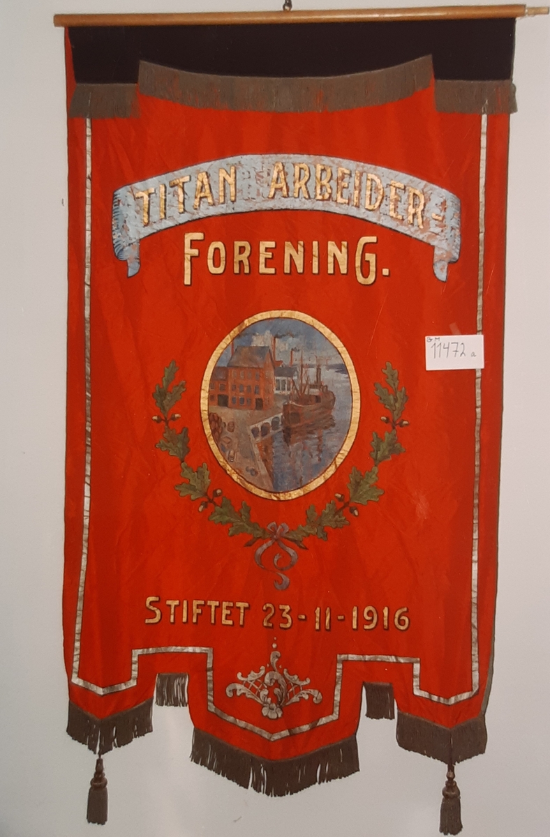 Forside: fabrikk, kai, båt, ekeløvkrans, border
Bakside: tekst