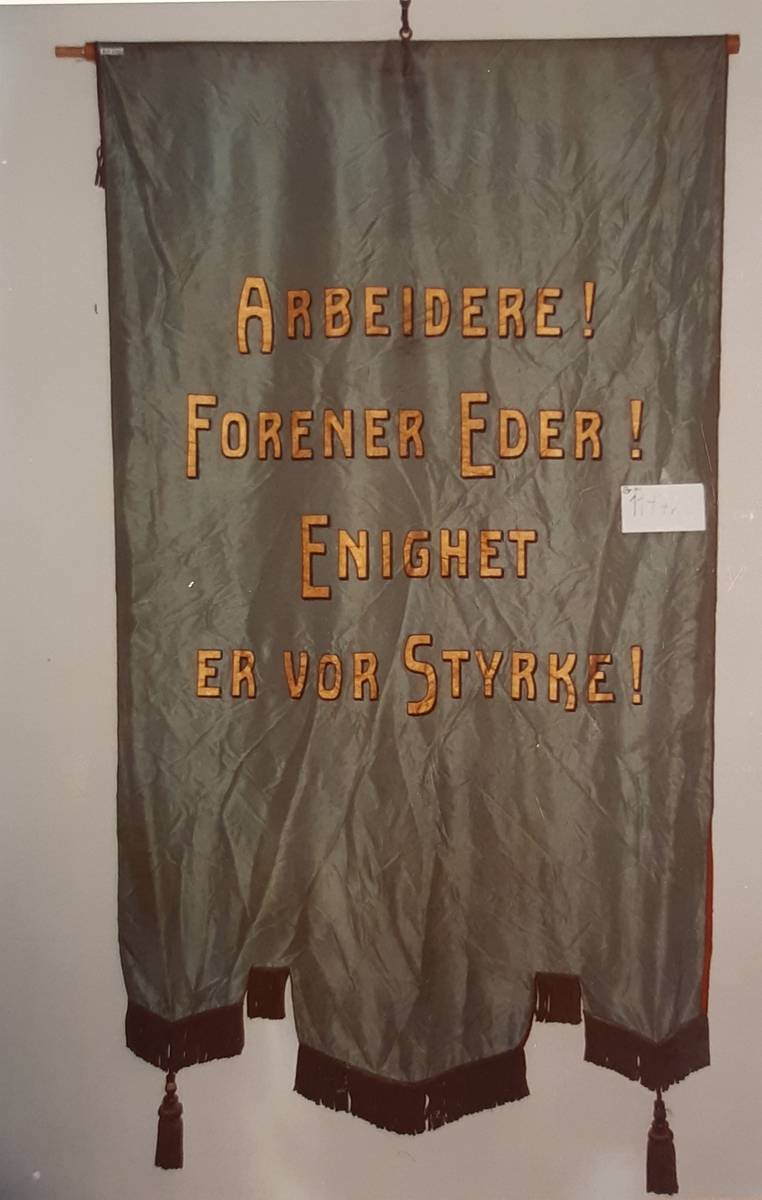 Forside: fabrikk, kai, båt, ekeløvkrans, border
Bakside: tekst