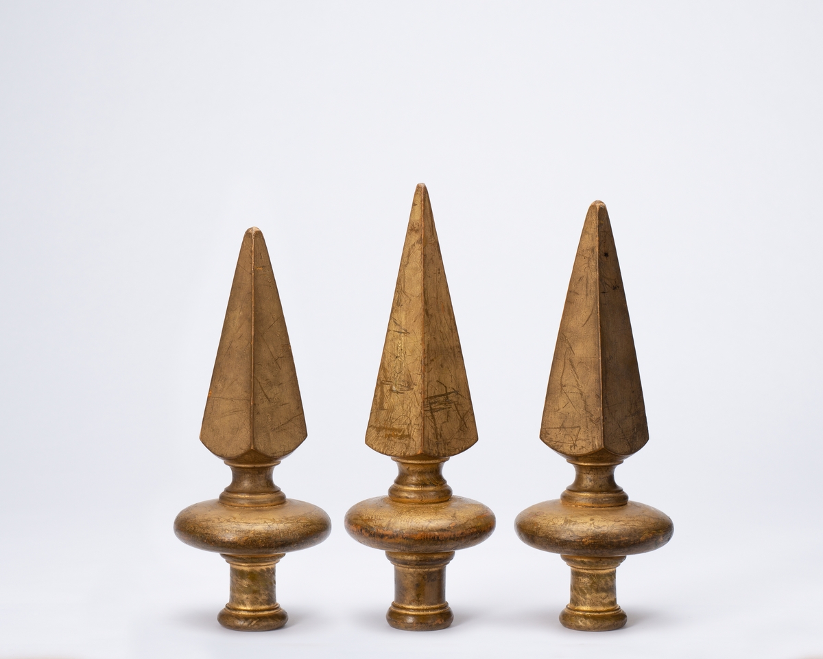 Forside: fabrikk, kai, båt, ekeløvkrans, border
Bakside: tekst