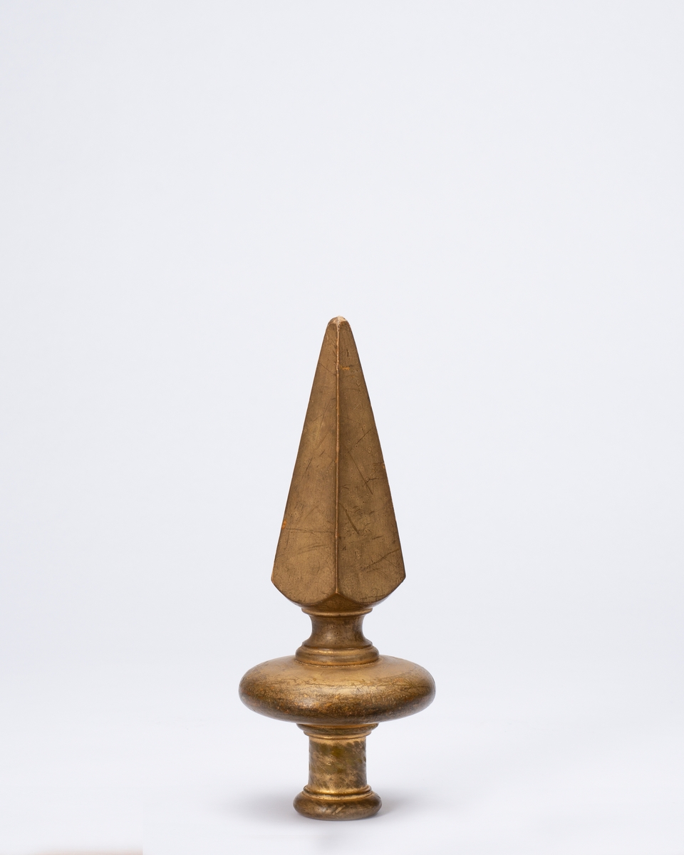 Forside: fabrikk, kai, båt, ekeløvkrans, border
Bakside: tekst