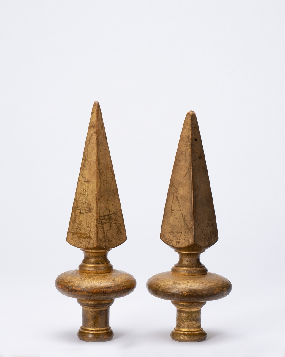 Forside: fabrikk, kai, båt, ekeløvkrans, border
Bakside: tekst