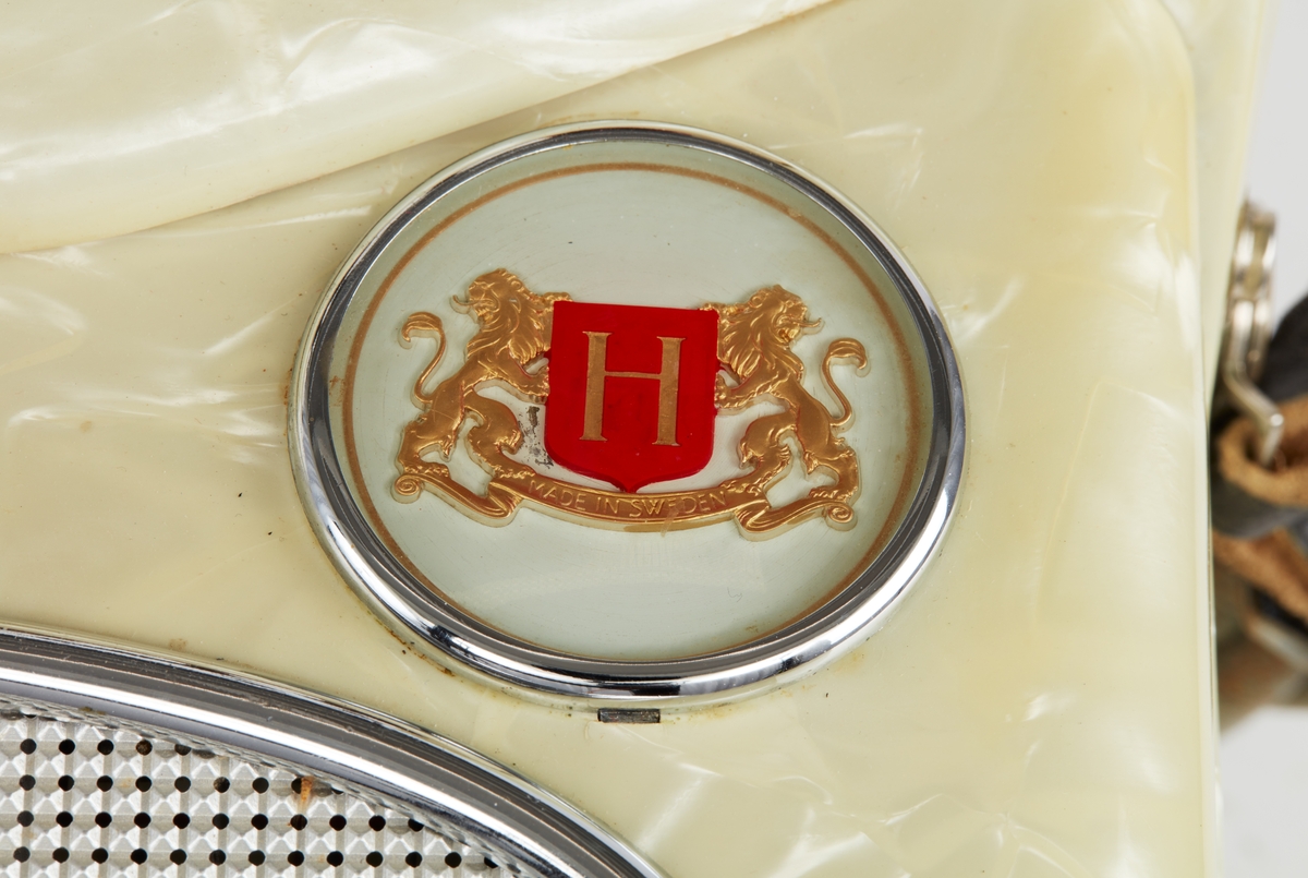 Dragspel, femradigt Hagström Scandia, tillverkat omkring 1955 av vit celluloid. Sen modell med ett diskantdäck med tydliga designinfluenser från dåtidens bilformgivning.
Rättigheterna till namnet Scandia fick Hagström efter att ha vunnit en rättsprocess mot en Göteborgsfirma som hade samma namn på sina dragspel.