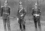 Gruppfoto av tre militära flygare. Från vänster Carl Hedenstierna, Carl Florman och Gösta Stiernspetz. Cirka 1916-1920.