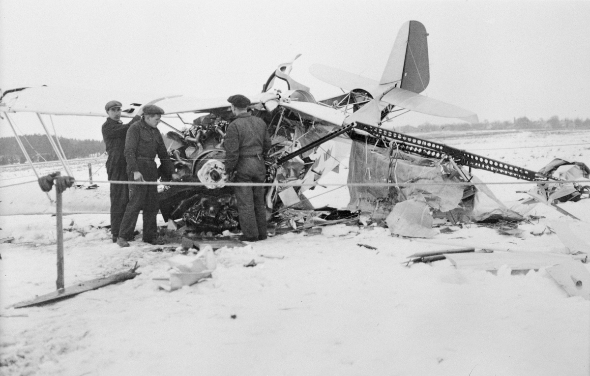 Arbete kring ett havererat flygplan J 6 på Centrala flygverkstäderna Malmslätt, 1931. Tre män i arbete. Vid Einar Lundborgs haveri vid en provflygning av flygplan Jaktfalken, J 6 nummer 206.