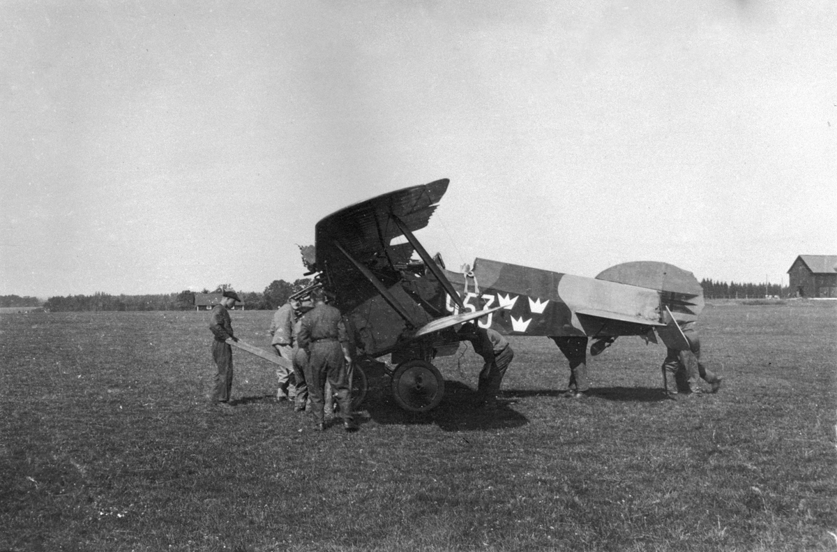 Flygplan J 1, Phönix D. II tas om hand efter markkollision med FVM Albatros 160 nr 3156 den 31 juli 1924 på Malmen. Militärer i arbete på flygfältet.