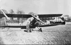 Tyska spaningsflygplan på en bas med tälthangarer, omkring 1918. En man står vid ett av flygplanen.