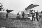 En Fokker D. VII, som flögs till Malmen 1919 av den tyske stridsflygaren Herman Göring. Flygplanet övertogs av Flygkompaniet och fick nummer 937. Militärer vid flygplanet.