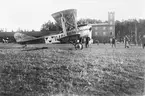 Flygplan FVM Albatros 160 märkt nr 1140 uppställt på flygfältet framför kanslihuset på Flygkompaniet på Malmen, ca 1921-1922.