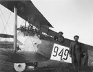 Två mekaniker vid flygplan J 1, Phönix D. II, nummer 949, omkring 1920-1925.