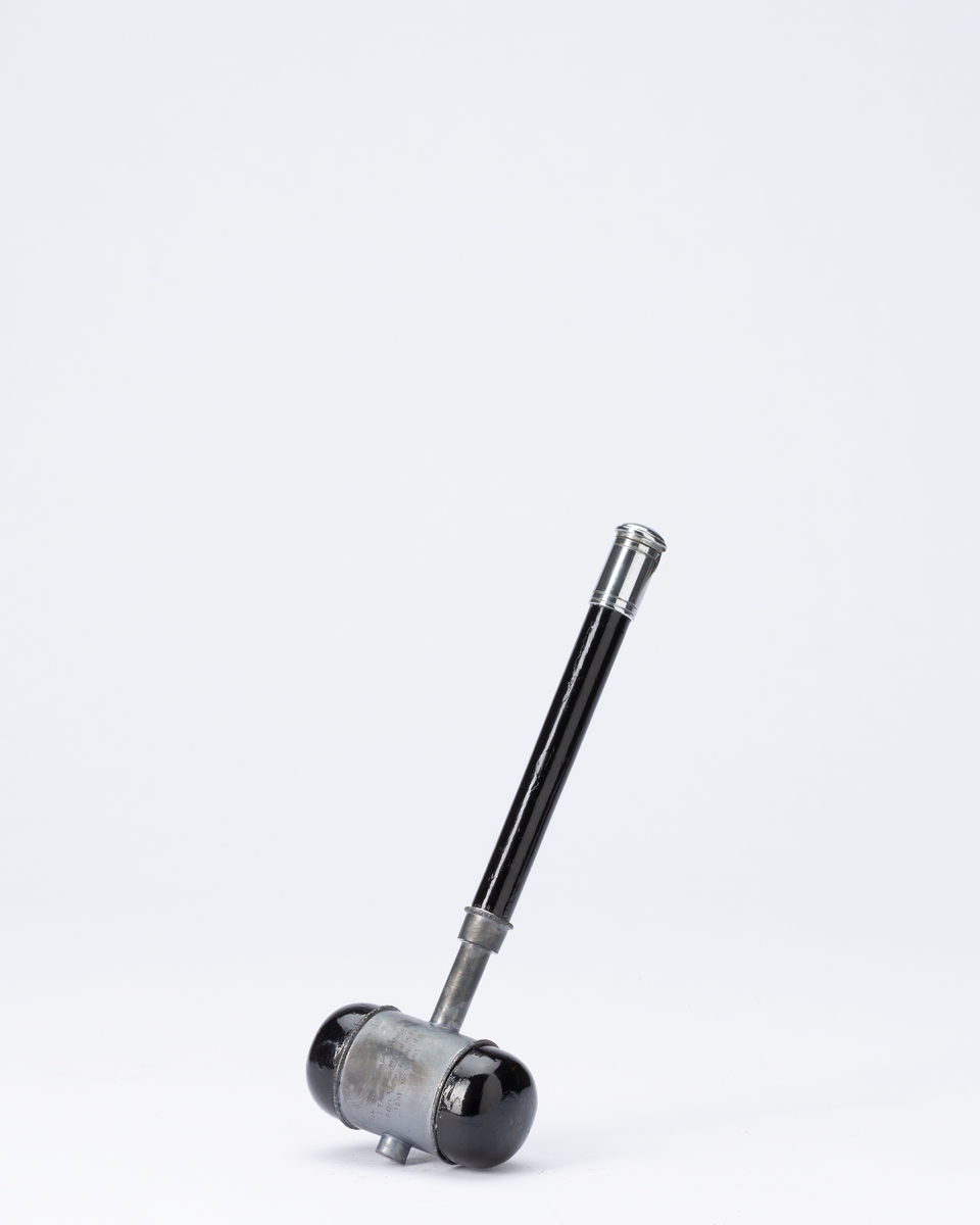 Forside: Kvinne og mann sitter i landskap med bautastein mellom seg. Han er omgitt med verktøy til å hogge i stein. På steinen er følgende innskripsjon: , "DNGTO Et kykkeligt Norge ort maal"., , Bakside: Krans av eikeblader og laubærblader.