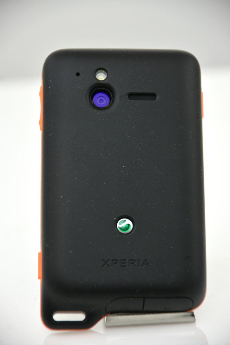 Mobiltelefon Sony Ericsson typ XPERIA active ST7i i orginalförpackning med tillbehör, obegagnad. 
Avsedd för GSM/HSPA, plats för mini-SIM, vattentät upp till 1 m. Bakgrundsbelyst LCD på 3" med upplösning 320x480 pixlar. Operativsystem Android 2.3, processor Qualcomm MSM8255 Snapdragon S2 på 1 GHz med GPU Adreno 205. Micro SDHC kortplats, 2 GB medföljer. Inbyggt minne 1 GB varav 320 MB för användare, samt 512 MB RAM. En kamera på 5 megapixlar med LED-blixt, 720 p videoinspelning. Inbyggd högtalare och 3,5 mm stereojack.
Trådlösa funktioner Wi-Fi 802.11 b7g8n, DLNA; Bluetoothversion 2.1; GPS/A-GPS; stereo FM-radio, RDS. Batteri Li-Ion på 1200 mAh med upp till 351 timmar standby och 5 t 31 min samtalstid. 
IMEI-nr 35851004-126608-7