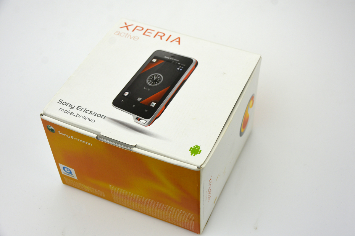 Mobiltelefon Sony Ericsson typ XPERIA active ST7i i orginalförpackning med tillbehör, obegagnad. 
Avsedd för GSM/HSPA, plats för mini-SIM, vattentät upp till 1 m. Bakgrundsbelyst LCD på 3" med upplösning 320x480 pixlar. Operativsystem Android 2.3, processor Qualcomm MSM8255 Snapdragon S2 på 1 GHz med GPU Adreno 205. Micro SDHC kortplats, 2 GB medföljer. Inbyggt minne 1 GB varav 320 MB för användare, samt 512 MB RAM. En kamera på 5 megapixlar med LED-blixt, 720 p videoinspelning. Inbyggd högtalare och 3,5 mm stereojack.
Trådlösa funktioner Wi-Fi 802.11 b7g8n, DLNA; Bluetoothversion 2.1; GPS/A-GPS; stereo FM-radio, RDS. Batteri Li-Ion på 1200 mAh med upp till 351 timmar standby och 5 t 31 min samtalstid. 
IMEI-nr 35851004-126608-7