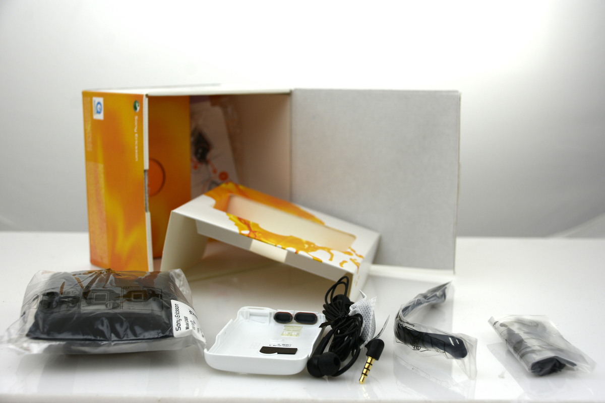 Mobiltelefon Sony Ericsson typ XPERIA active ST7i i orginalförpackning med tillbehör, obegagnad. 
Avsedd för GSM/HSPA, plats för mini-SIM, vattentät upp till 1 m. Bakgrundsbelyst LCD på 3" med upplösning 320x480 pixlar. Operativsystem Android 2.3, processor Qualcomm MSM8255 Snapdragon S2 på 1 GHz med GPU Adreno 205. Micro SDHC kortplats, 2 GB medföljer. Inbyggt minne 1 GB varav 320 MB för användare, samt 512 MB RAM. En kamera på 5 megapixlar med LED-blixt, 720 p videoinspelning. Inbyggd högtalare och 3,5 mm stereojack.
Trådlösa funktioner Wi-Fi 802.11 b7g8n, DLNA; Bluetoothversion 2.1; GPS/A-GPS; stereo FM-radio, RDS. Batteri Li-Ion på 1200 mAh med upp till 351 timmar standby och 5 t 31 min samtalstid. 
IMEI-nr 35851004-126608-7