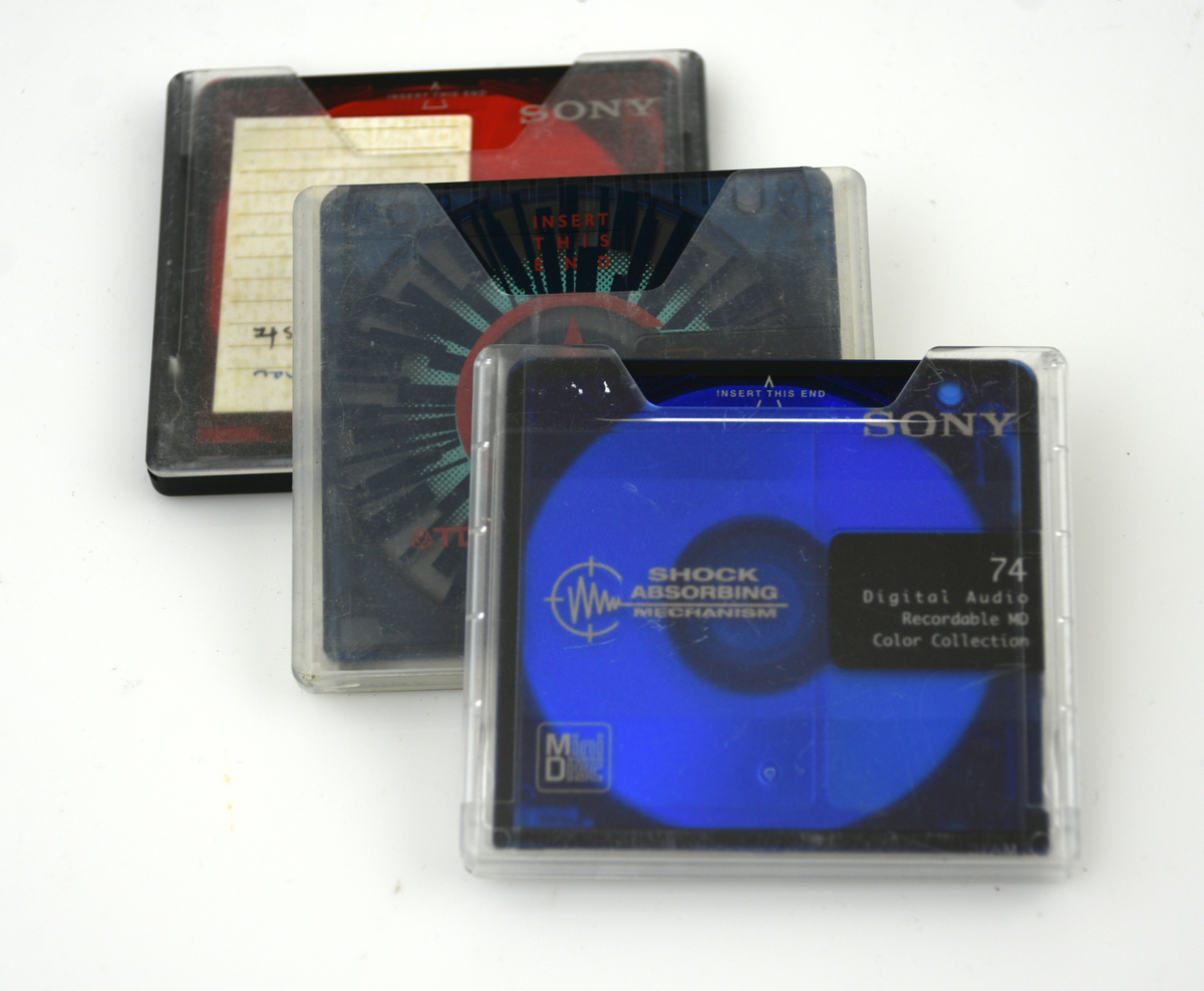 Minidisc spelare i plast med diskett
Tillbehör: 3st MD skivor.