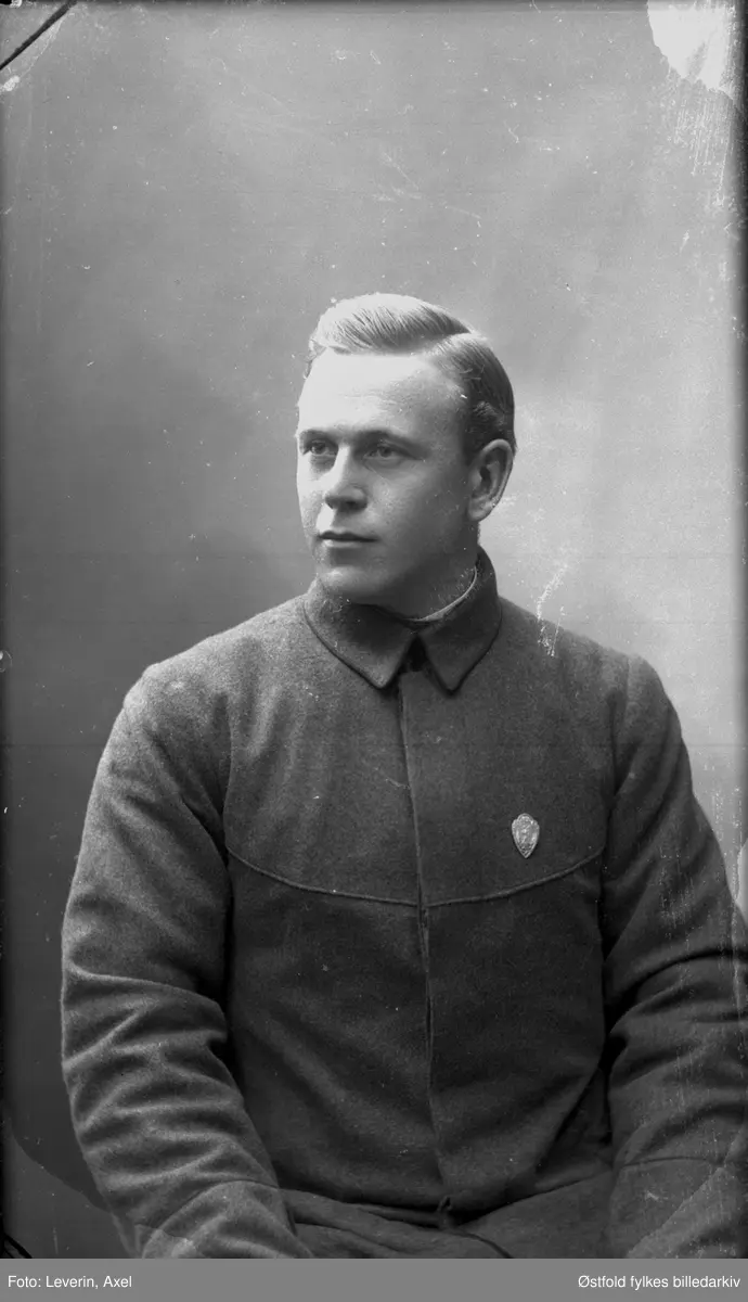 Portrett av ukjent  soldat i uniform. 