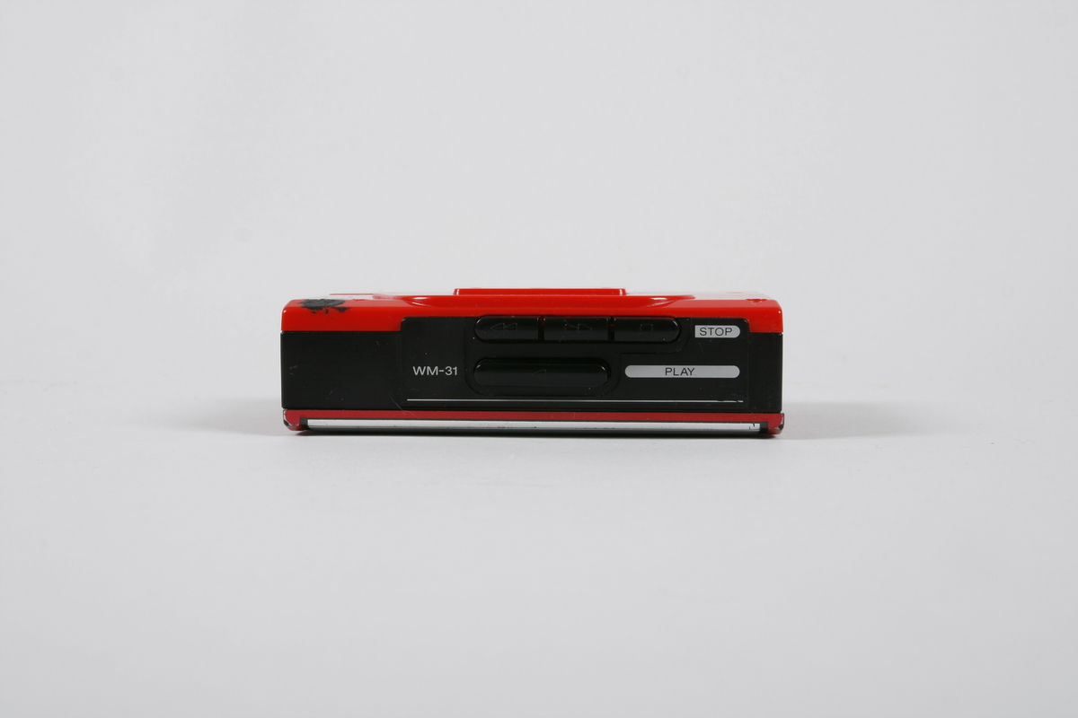 Kassettspilleren har en rektangulær form og er dekket av rød, svart og sølv plastikk. Teksten "Sony" og "Walkman" vises tydelig på forsiden. Mulig å åpne hele den ene siden for å sette inn og skifte kassett.