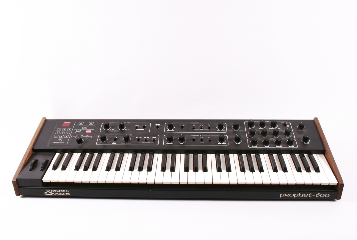 Elektronisk musikkinstrument, synthesizer. Tastatur med klaver nederst mot brukeren. Øverste rekke består av vridbare knapper. På venstre side et panel med tall. Baksiden har inngang til ulike ledninger.

Tilhørende manual.