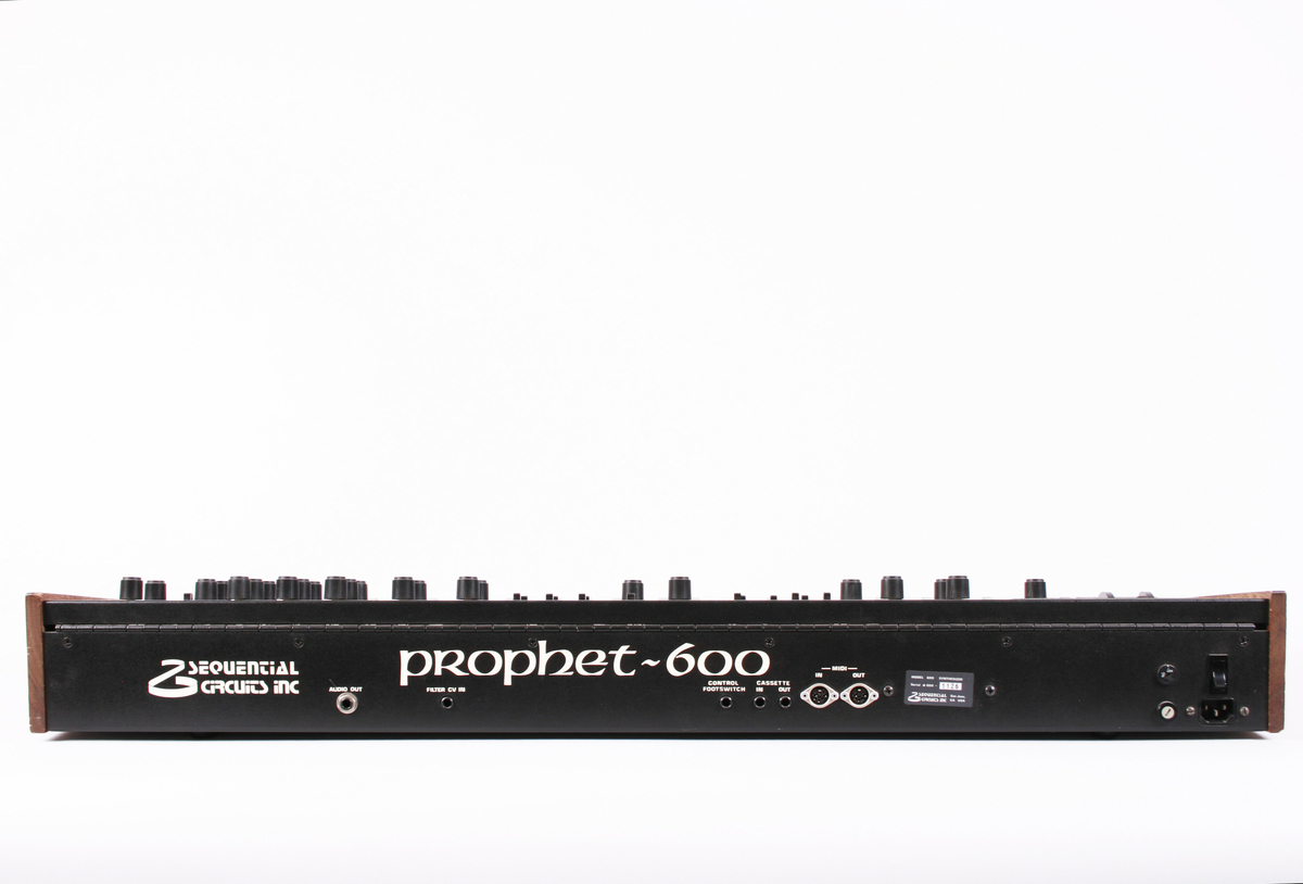 Elektronisk musikkinstrument, synthesizer. Tastatur med klaver nederst mot brukeren. Øverste rekke består av vridbare knapper. På venstre side et panel med tall. Baksiden har inngang til ulike ledninger.

Tilhørende manual.