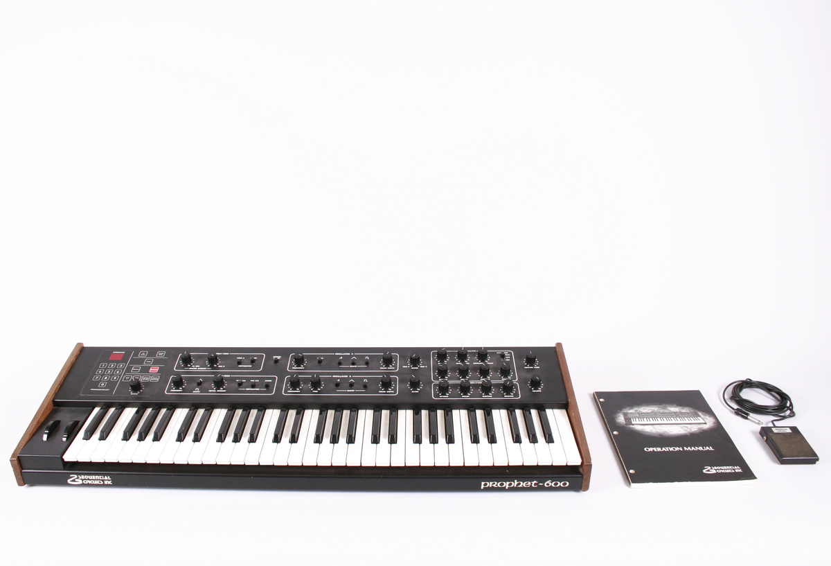 Elektronisk musikkinstrument, synthesizer. Tastatur med klaver nederst mot brukeren. Øverste rekke består av vridbare knapper. På venstre side et panel med tall. Baksiden har inngang til ulike ledninger.

Tilhørende manual.