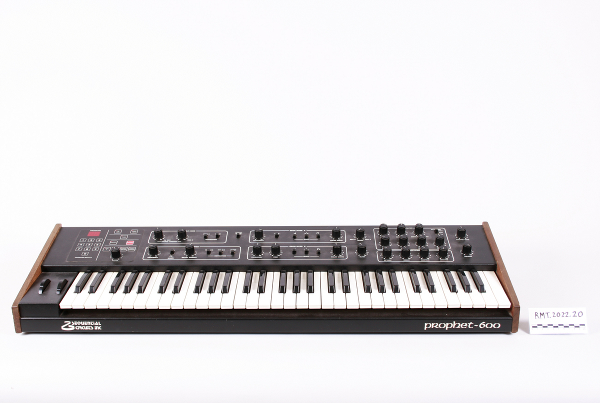 Elektronisk musikkinstrument, synthesizer. Tastatur med klaver nederst mot brukeren. Øverste rekke består av vridbare knapper. På venstre side et panel med tall. Baksiden har inngang til ulike ledninger.

Tilhørende manual.