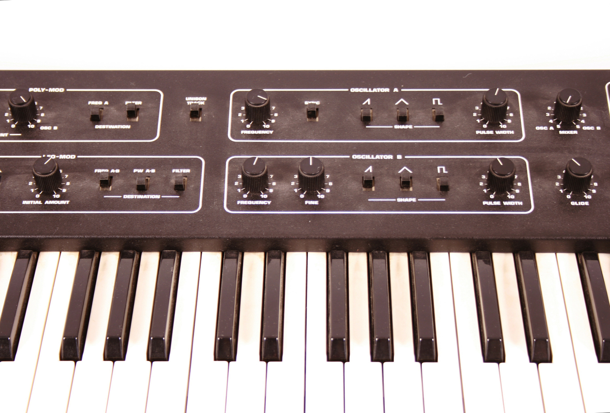 Elektronisk musikkinstrument, synthesizer. Tastatur med klaver nederst mot brukeren. Øverste rekke består av vridbare knapper. På venstre side et panel med tall. Baksiden har inngang til ulike ledninger.

Tilhørende manual.