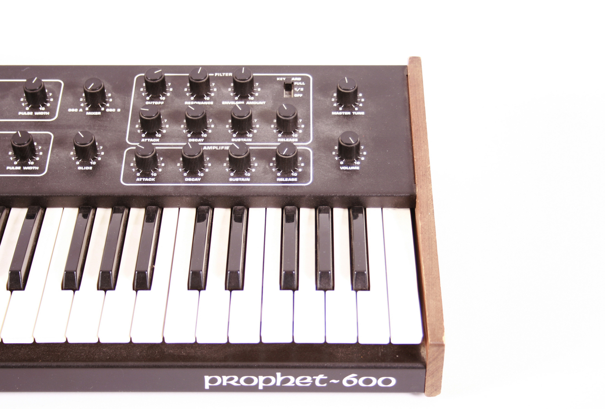 Elektronisk musikkinstrument, synthesizer. Tastatur med klaver nederst mot brukeren. Øverste rekke består av vridbare knapper. På venstre side et panel med tall. Baksiden har inngang til ulike ledninger.

Tilhørende manual.