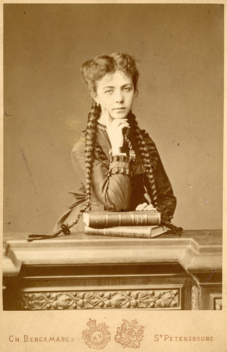 Porttrettfoto av Sandra Droucker som ung.