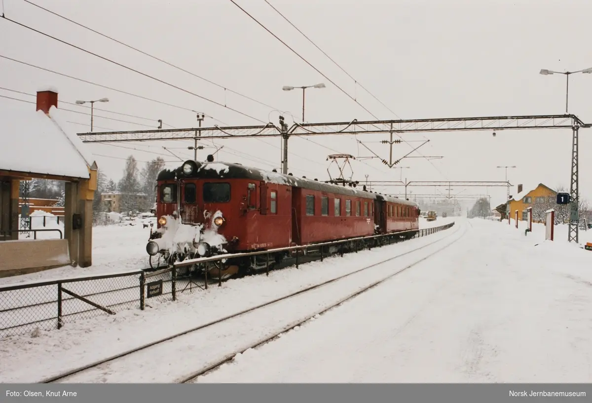 Elektrisk motorvognsett type 68B med motorvogn BM 68B26 fremst, på Hokksund stasjon