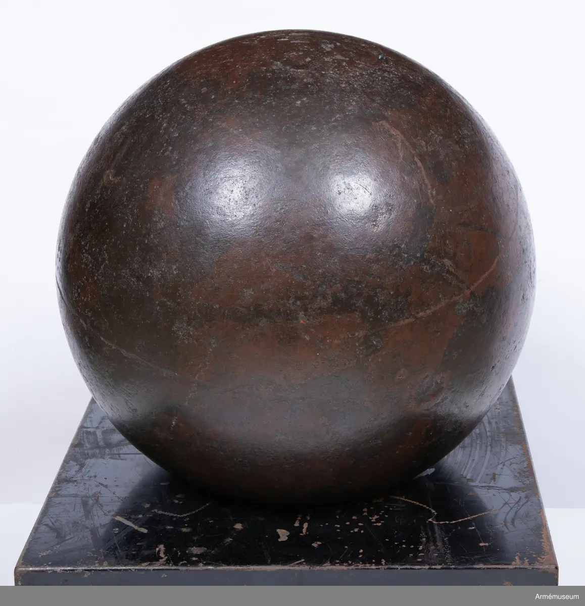 För slätborrade framladdningskanoner för marinen.
Det underlag, varpå kulan vilar, har följande inskrift: "Gustavus Vasa Fox fann denne kula bland Sumters ruiner. Den inkastades från Monitorflottan 1863". "Till Kongl. Svenska Museum från John Ericsson, Newyork 1865".