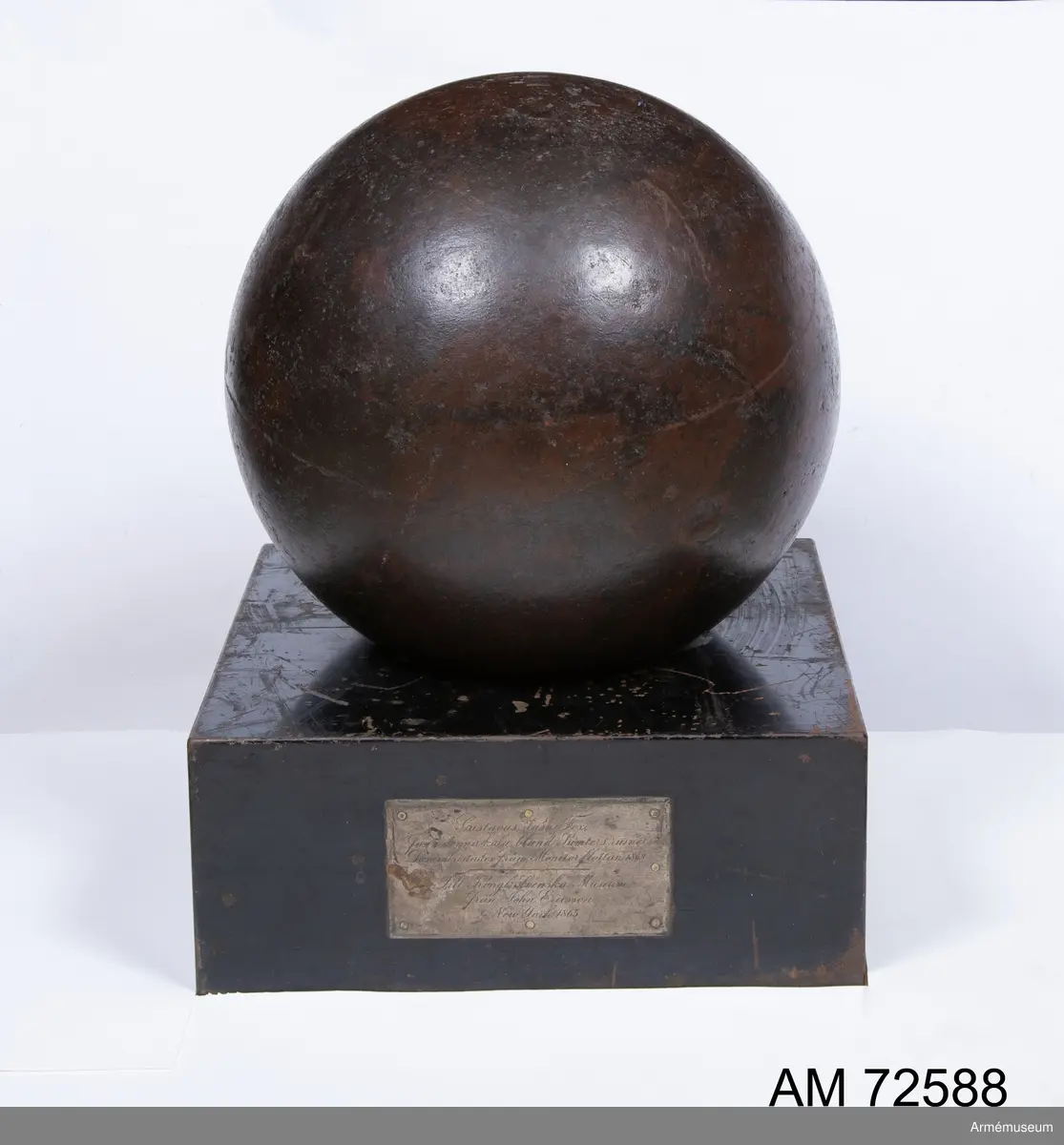 För slätborrade framladdningskanoner för marinen.
Det underlag, varpå kulan vilar, har följande inskrift: "Gustavus Vasa Fox fann denne kula bland Sumters ruiner. Den inkastades från Monitorflottan 1863". "Till Kongl. Svenska Museum från John Ericsson, Newyork 1865".