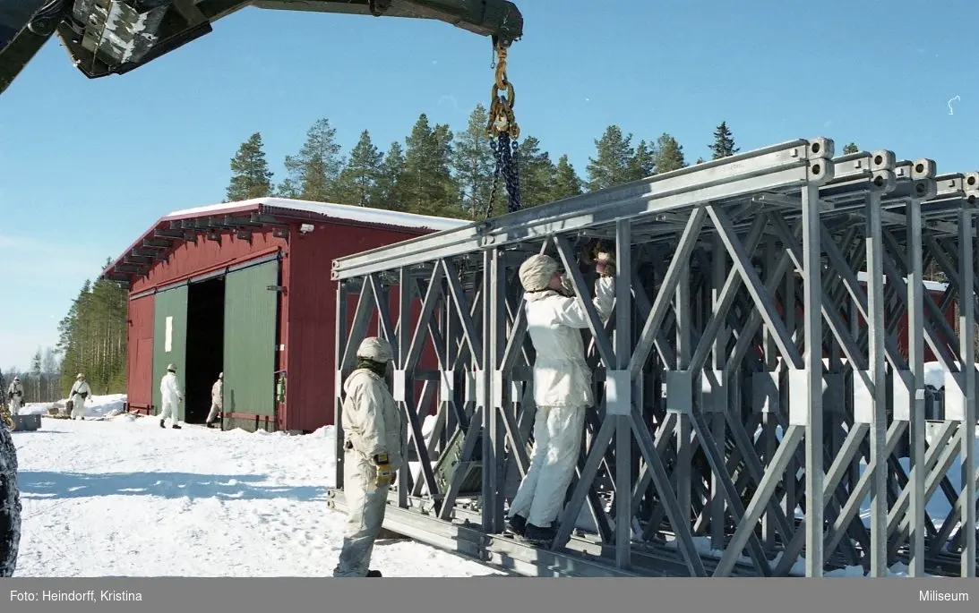 Byggnation av Mabey Bridge, Rallaråsen. Ingenjörpluton från Ing 3. Lastning.