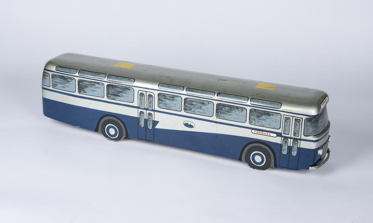Modell i en blått og sølv av tre. Modellen er en buss fra Oslo Sporveier merket som "turbuss".