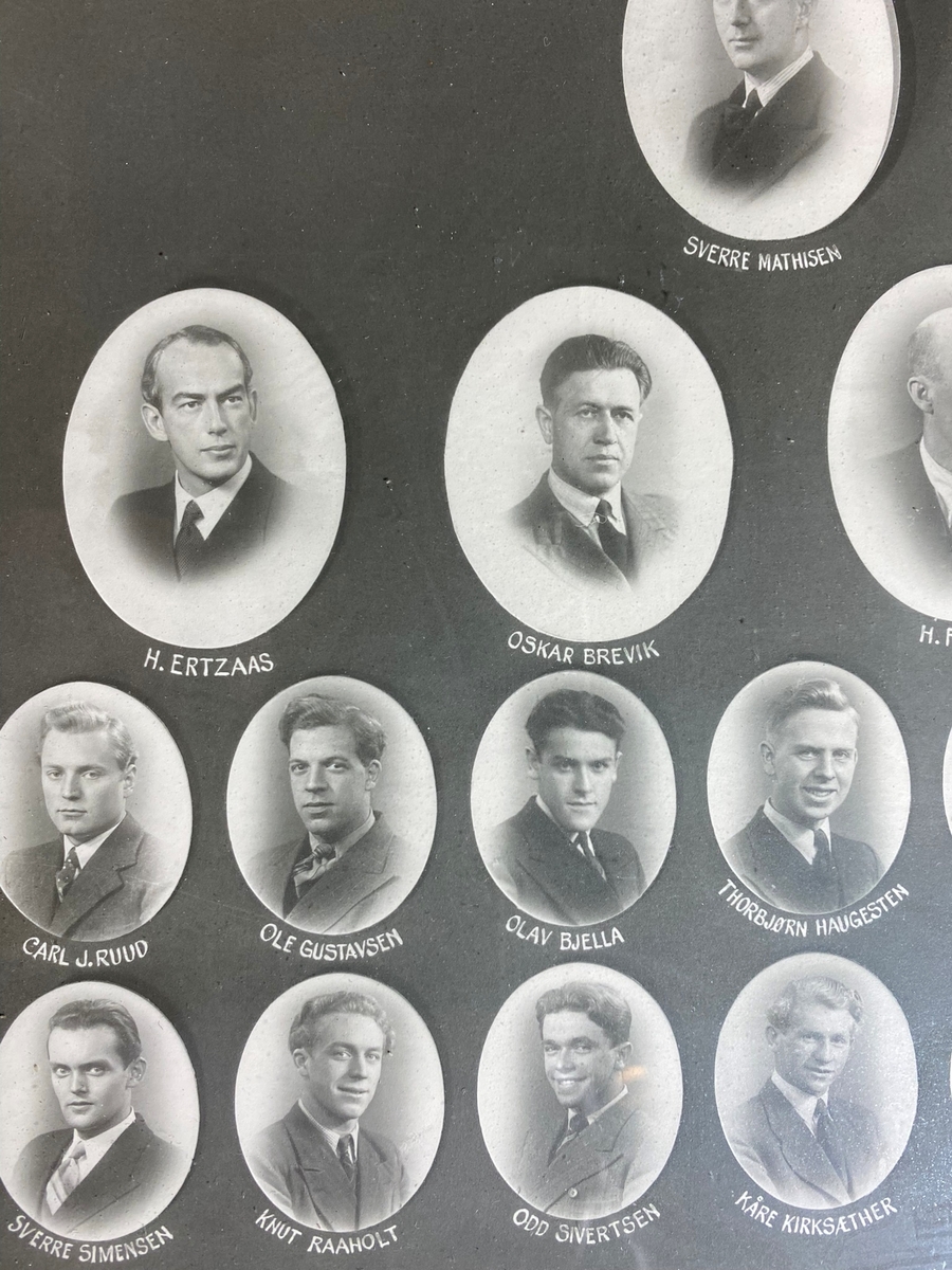 Innrammet foto fra Jernbaneskolens telegrafistkurs august - desember1944.