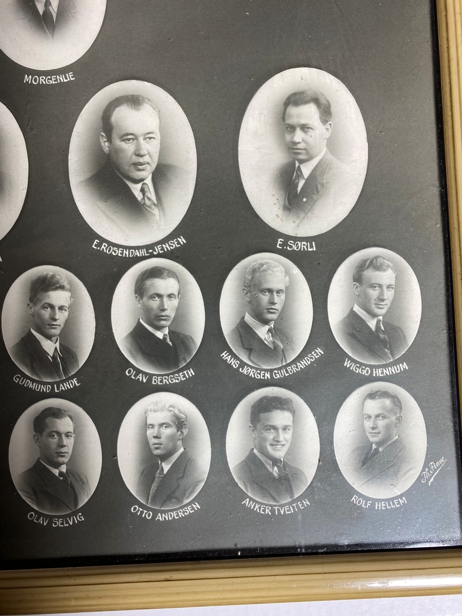 Innrammet foto fra Jernbaneskolens telegrafistkurs august - desember1944.