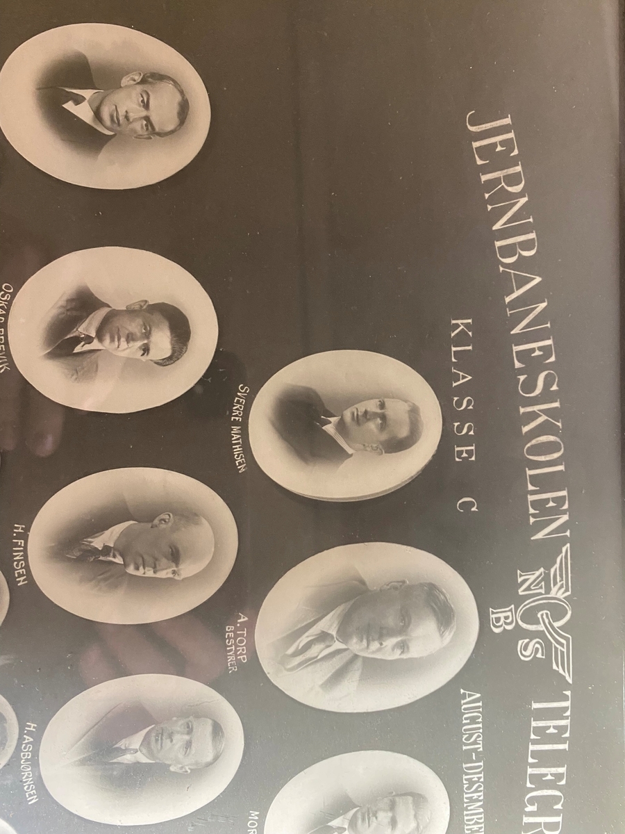 Innrammet foto fra Jernbaneskolens telegrafistkurs august - desember1944.