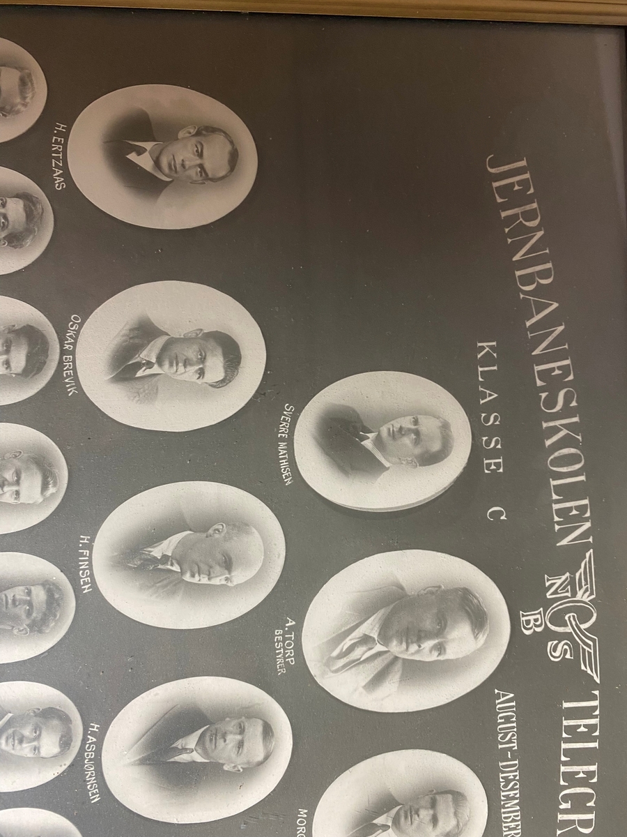Innrammet foto fra Jernbaneskolens telegrafistkurs august - desember1944.