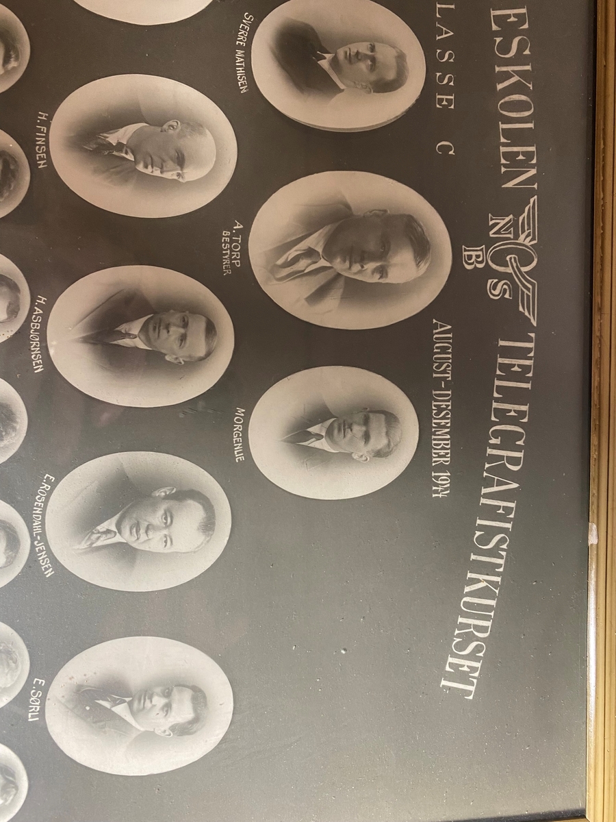 Innrammet foto fra Jernbaneskolens telegrafistkurs august - desember1944.