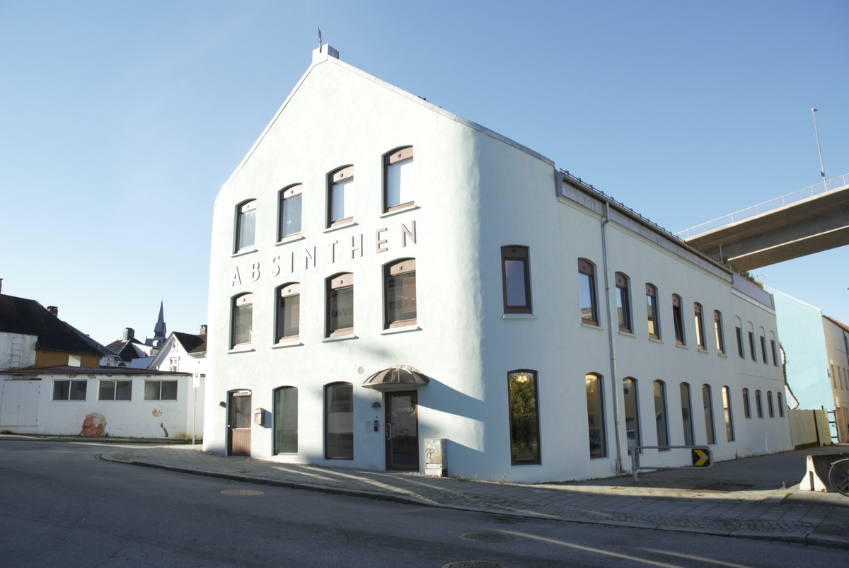 Fabrikken laget produkter av sild, brisling og makrell. Produksjonskapasiteten i 1918 var 150 skjepper, eller 15 000 bokser hver dag. Fabrikken hadde 40 ansatte.