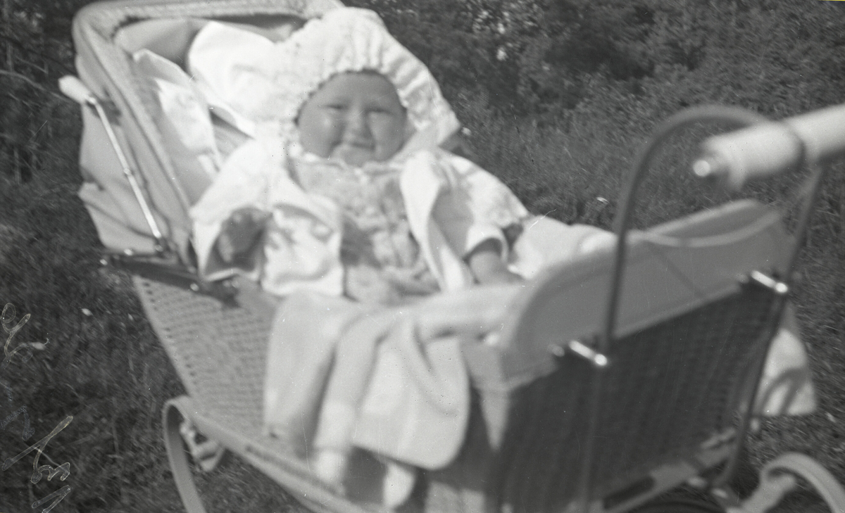 Tordis Terjesen som baby i barnevogn.  Ulike bilde av same motiv.