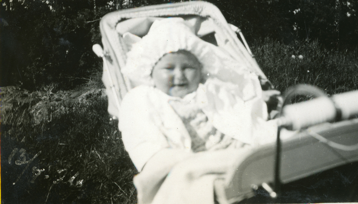 Tordis Terjesen som baby i barnevogn.  Ulike bilde av same motiv.