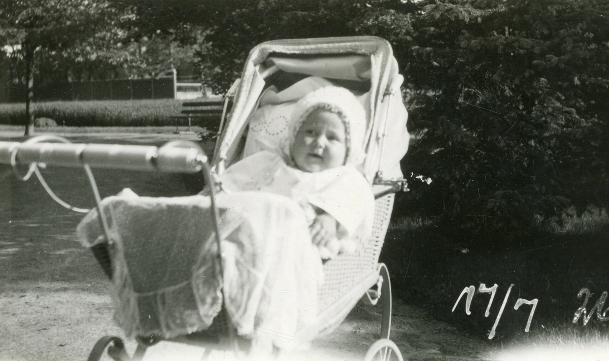 Tordis Terjesen som baby i barnevogn.  Ulike bilde av same motiv.